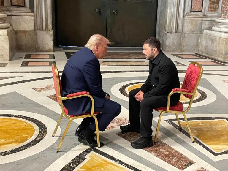 Der ukrainische Präsident Wolodimir Selenskij traf am 26. April 2025 im Vatikan am Rande der Trauerfeier für Papst Franziskus mit US-Präsident Donald Trump zusammen