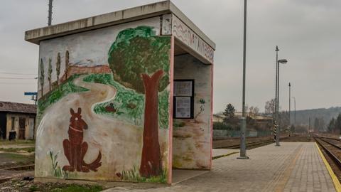 Ein Häuschen für Fahrgäste und Laternen auf einem Bahnsteig am Bahnhof von Svatava