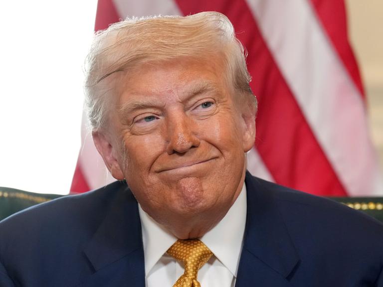 US-Präsident Donald Trump grinst zufrieden.