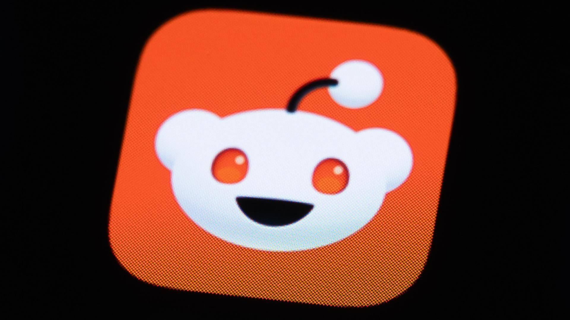 Das Logo der App Reddit auf dem Display eines iPhones