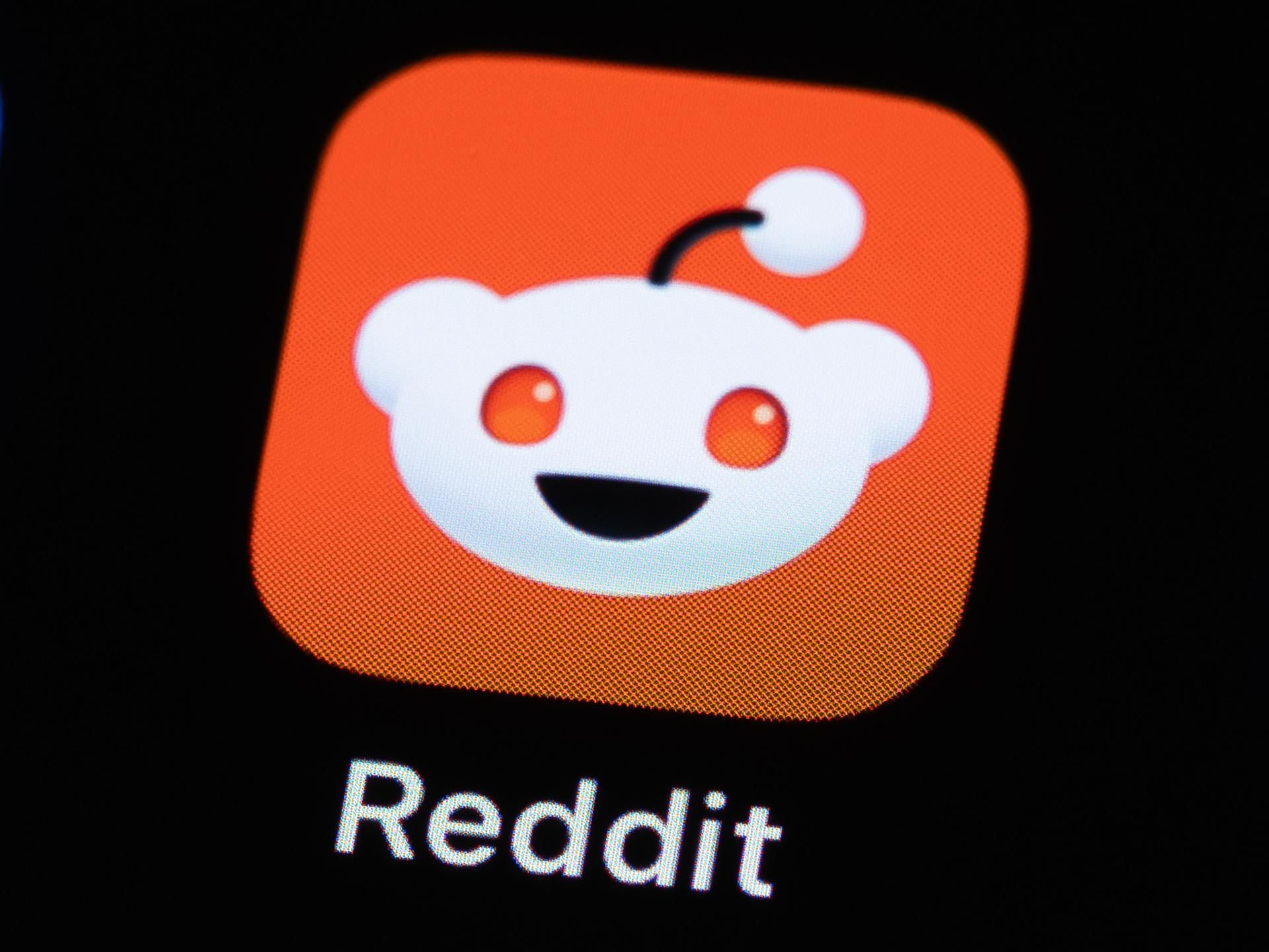 Das Logo der App Reddit auf dem Display eines iPhones