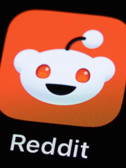 Das Logo der App Reddit auf dem Display eines iPhones