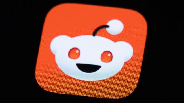 Das Logo der App Reddit auf dem Display eines iPhones
