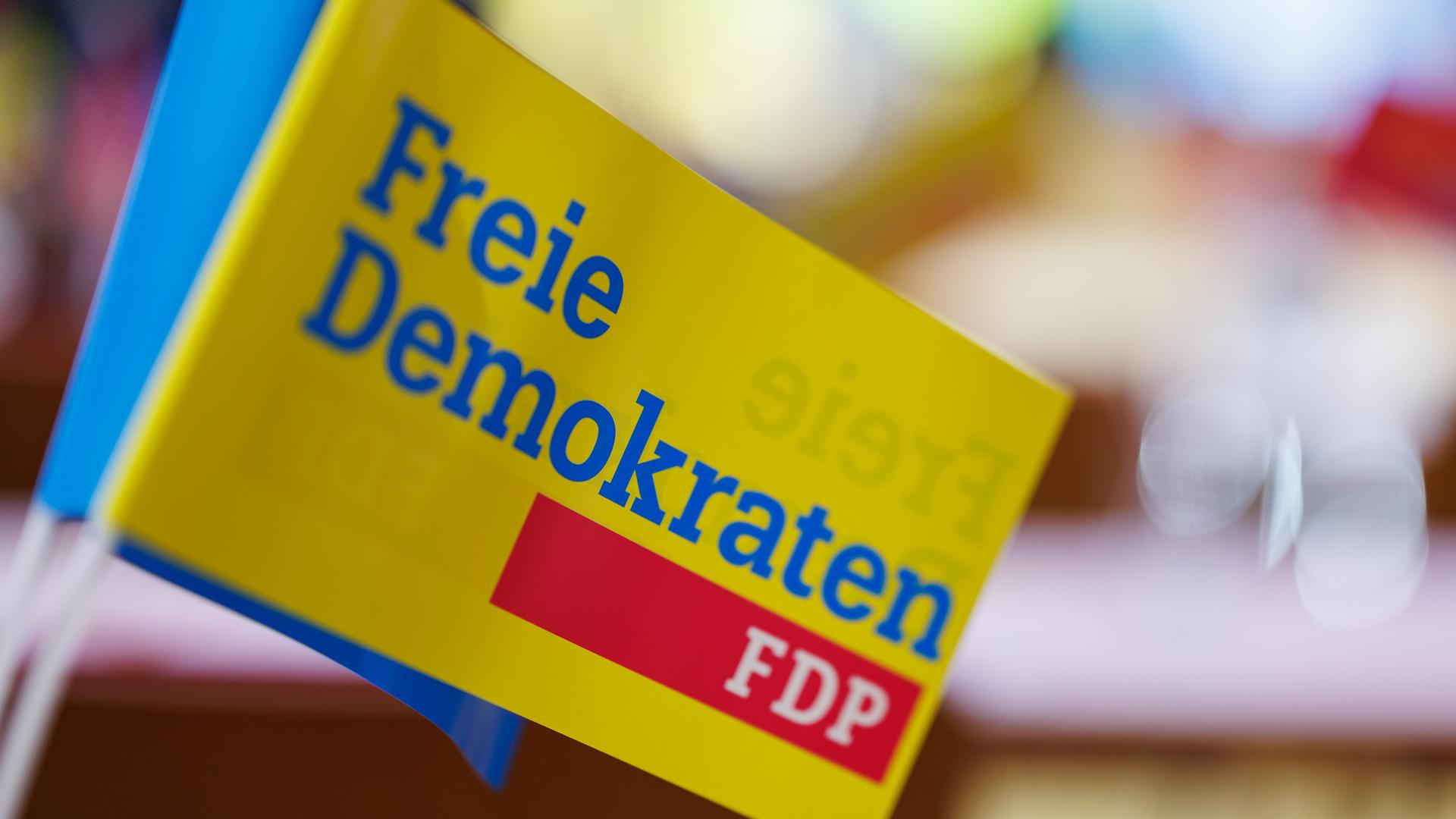 Gelbes Fähnchen mit der Aufschrift "Freie Demokraten FDP"