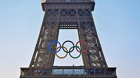 Eiffelturm, geschmückt mit riesigen Olympischen Ringen