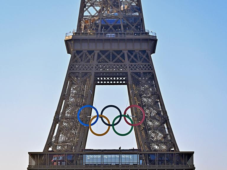 Eiffelturm, geschmückt mit riesigen Olympischen Ringen