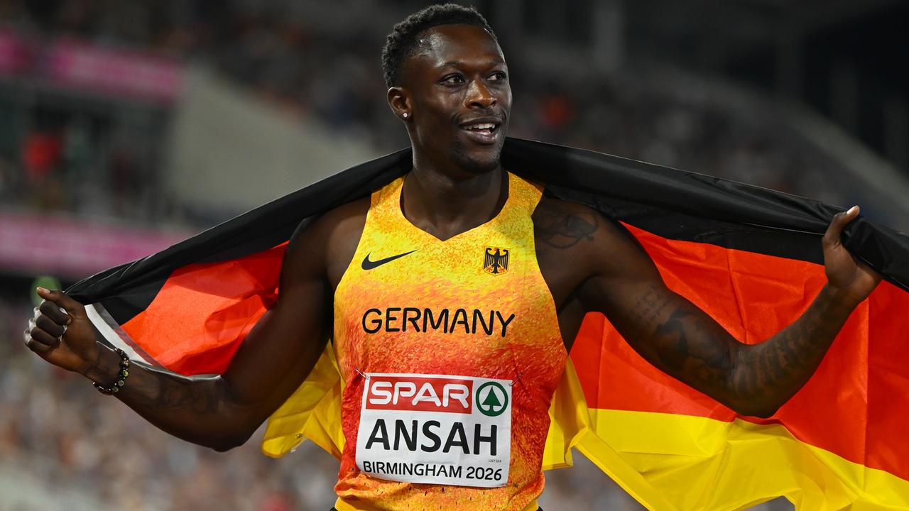 Der deutsche Sprinter Owen Ansah trägt die Nationalflagge auf seinen Schultern. 