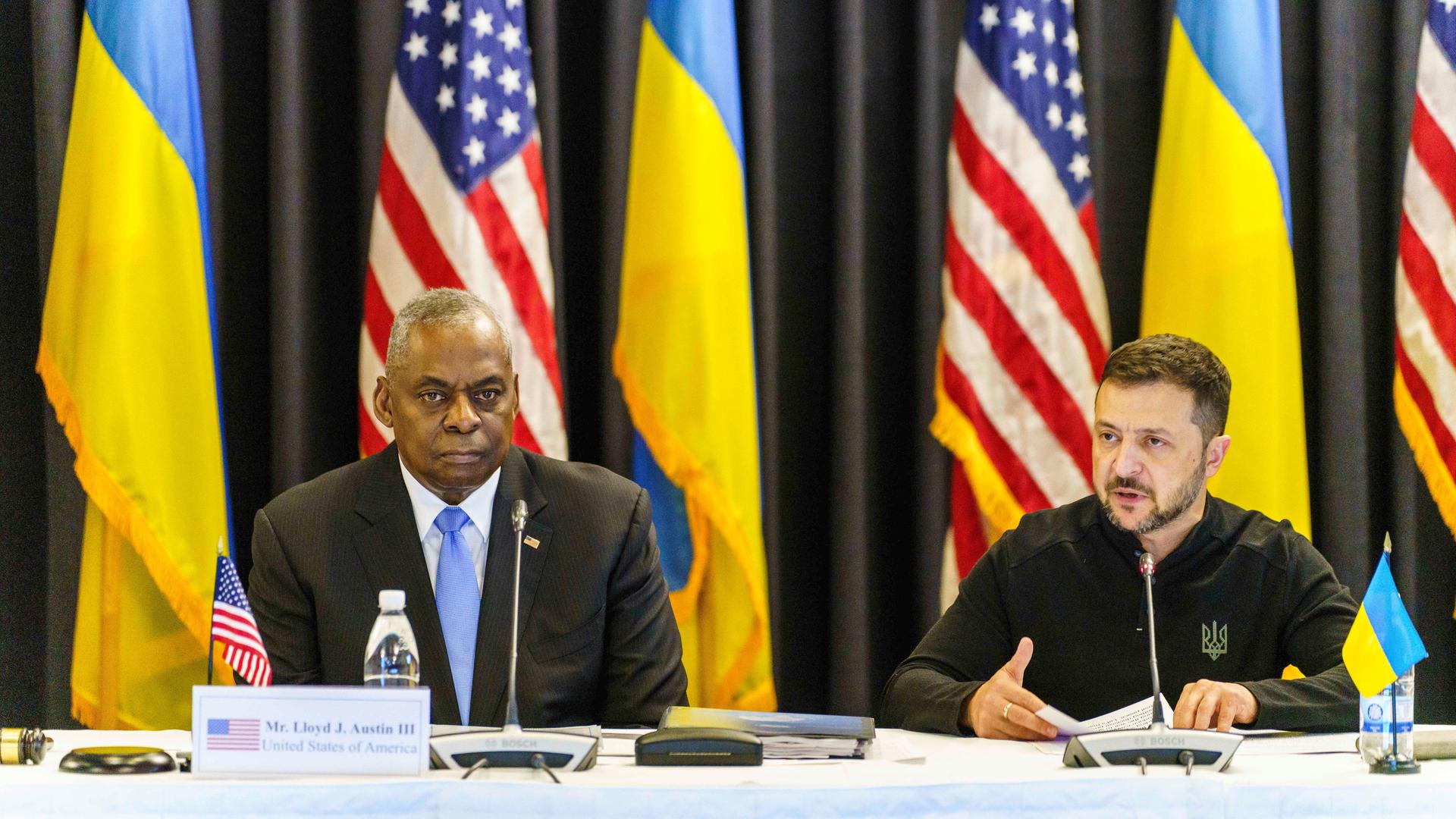 Ramstein-Miesenbach: Lloyd Austin (l), Verteidigungsminister der USA, und Wolodymyr Selenskyj, Präsident der Ukraine, nehmen am Treffen der Ukraine-Kontaktgruppe auf der US Air Base Ramstein teil.