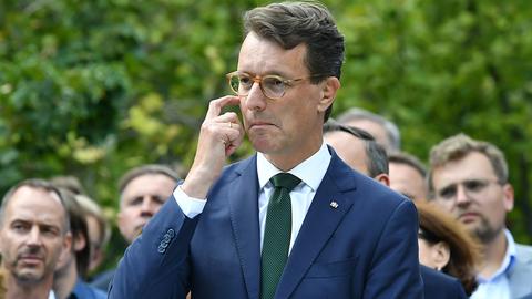 Hendrik Wüst (CDU) am Rednerpult in der Landesgeschäftsstelle in Düsseldorf 