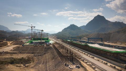 Fortschritt frisst sich in Landschaft: Riesige Infrastrukturprojekte wie die Bahnverbindung China-Laos - hier an der Luang Prabang Station nahe der Hauptstadt Vientiane - haben den Laoten selbst keinen Wohlstand gebracht. Die Ziele für den Bau von Anfang 2020 sind planmässig erreicht worden.