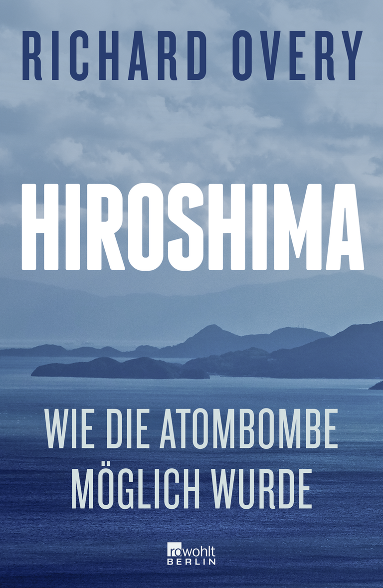 Ein Buchcover zeigt Inseln im Meer und die Aufschrift "Hiroshima. Wie die Atombombe möglich wurde". Ein Buchcover zeigt Inseln im Meer und die Aufschrift "Hiroshima. Wie die Atombombe möglich wurde".