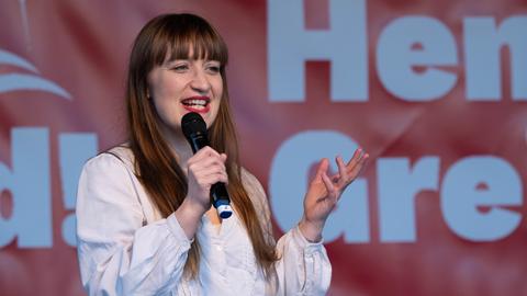 Heidi Reichinnek (Die Linke), Fraktionsvorsitzende im Deutschen Bundestag, spricht auf einer Wahlkampfveranstaltung.
