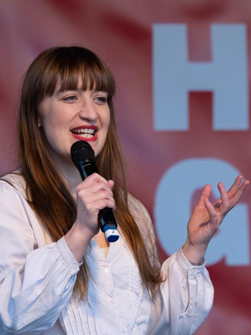 Heidi Reichinnek (Die Linke), Fraktionsvorsitzende im Deutschen Bundestag, spricht auf einer Wahlkampfveranstaltung.