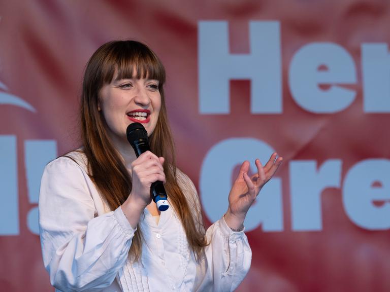 Heidi Reichinnek (Die Linke), Fraktionsvorsitzende im Deutschen Bundestag, spricht auf einer Wahlkampfveranstaltung.
