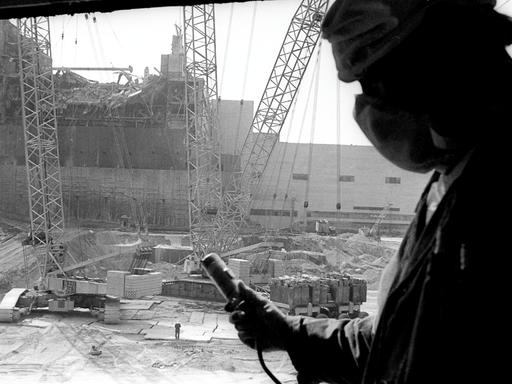 Ein Mitarbeiter des Kernkraftwerks Tschernobyl misst die Strahlung des Sarkophags am Unglücksort (1986)