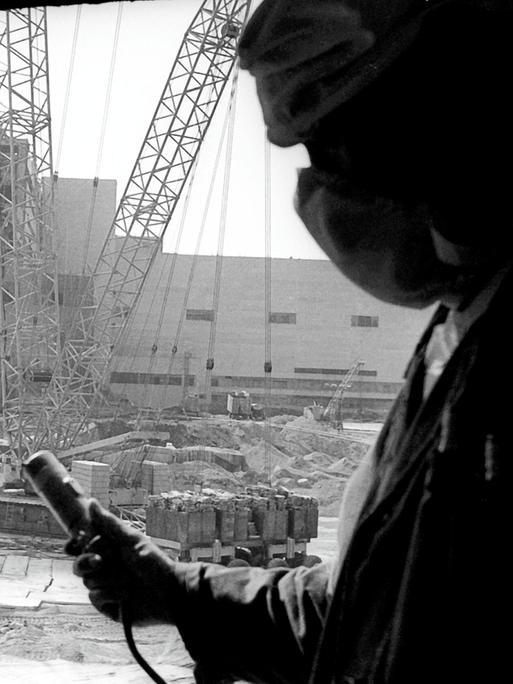Ein Mitarbeiter des Kernkraftwerks Tschernobyl misst die Strahlung des Sarkophags am Unglücksort (1986)