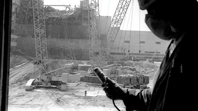 Ein Mitarbeiter des Kernkraftwerks Tschernobyl misst die Strahlung des Sarkophags am Unglücksort (1986)