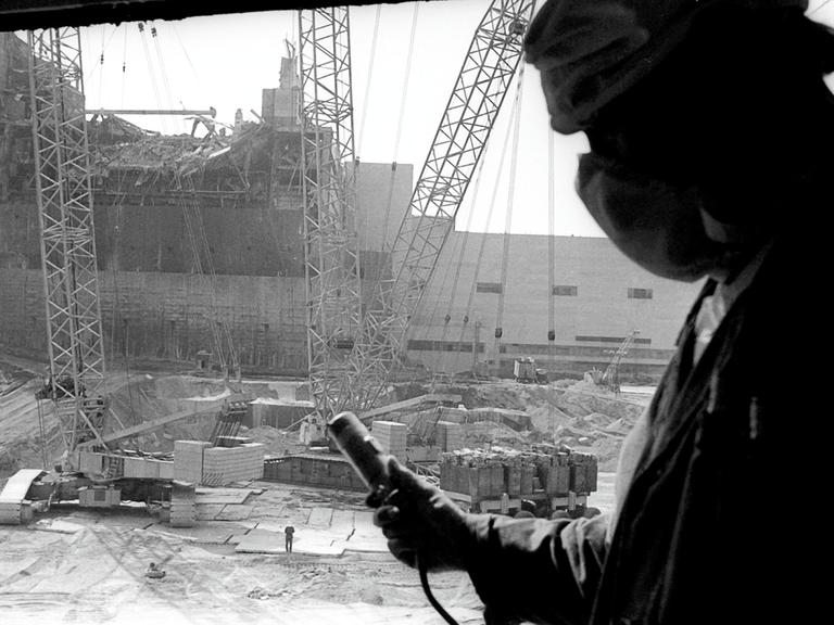 Ein Mitarbeiter des Kernkraftwerks Tschernobyl misst die Strahlung des Sarkophags am Unglücksort (1986)