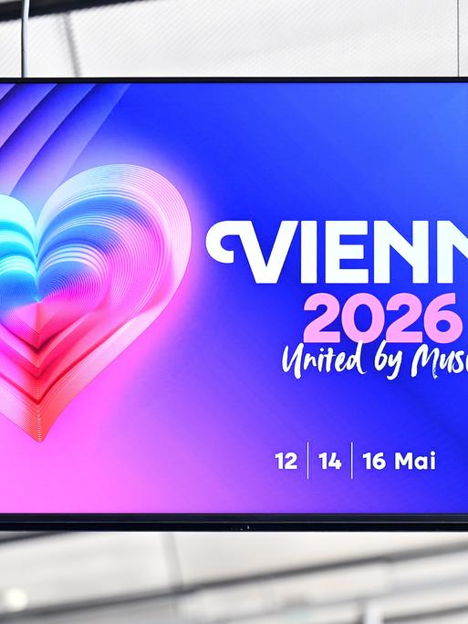 Das Logo für den Eurovision Song Contest 2026 in Wien, Österreich auf einem Bildschirm in der Wiener Stadthalle