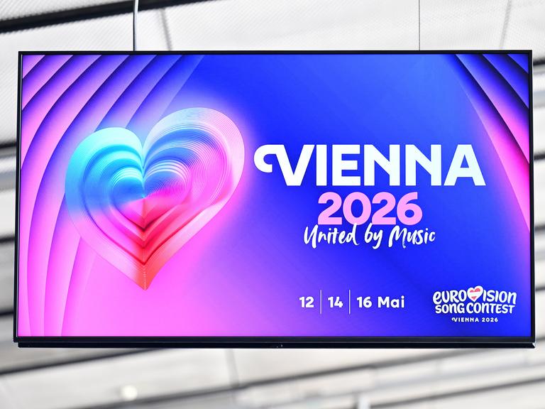 Das Logo für den Eurovision Song Contest 2026 in Wien, Österreich auf einem Bildschirm in der Wiener Stadthalle