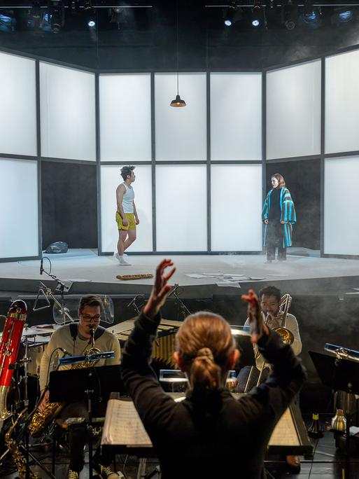 Ein Blick auf die Bühne mit zwei Darstellern und Musiker im Orchestergraben unter Leitung von Claire Levacher