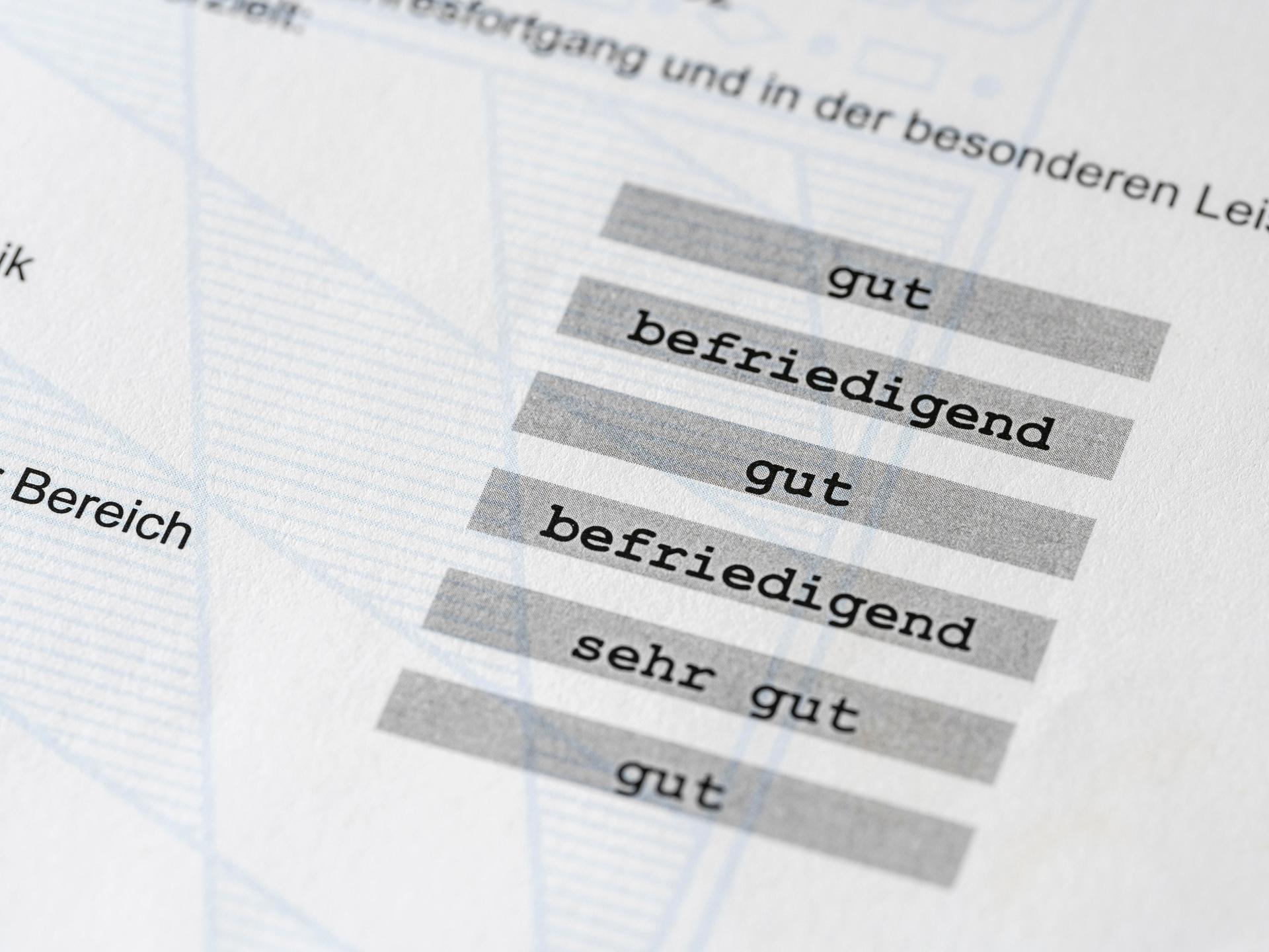 Dokument mit den Noten verschiedener Schulfächer auf einem Zeugnis.