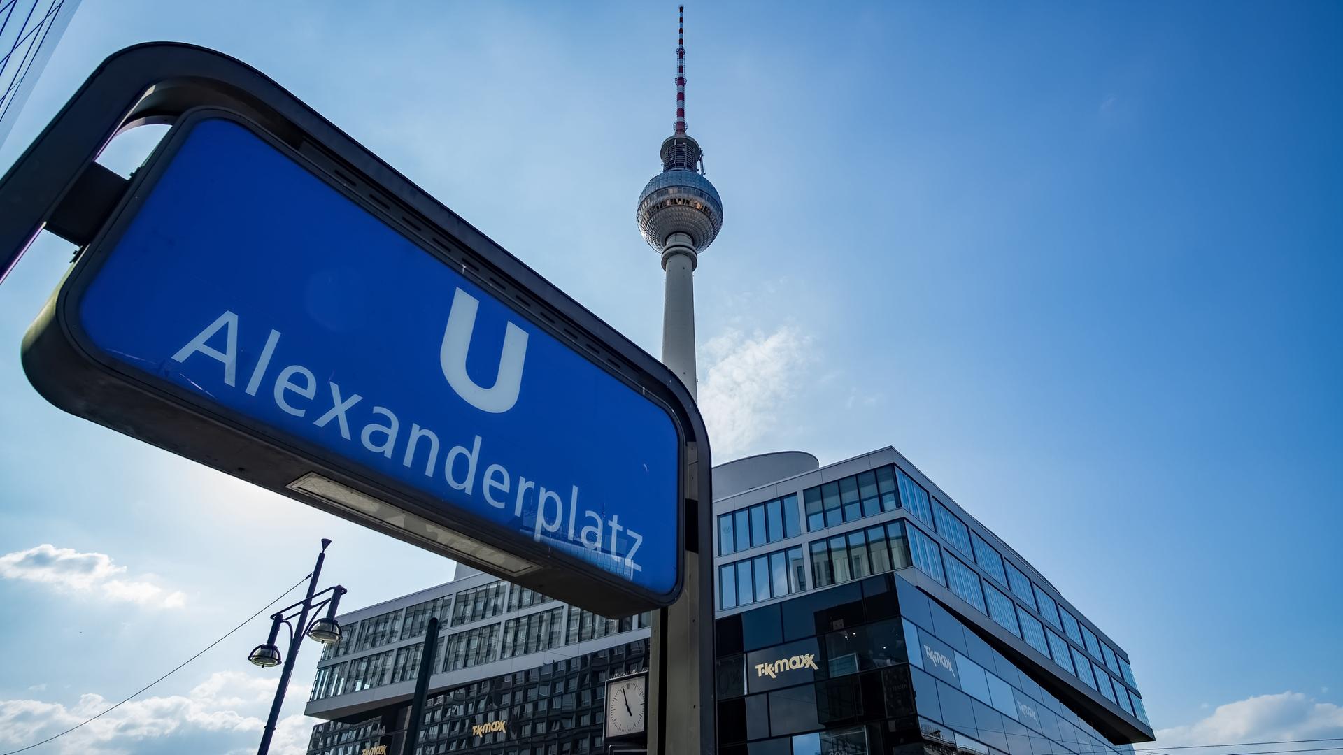 Aufnahme des U-Bahn Schildes am Bahnhof Alexanderplatz. Im Hintergrund ist vor blauem Himmel auch der Fernsehturm zu sehen. Aufnahme des U-Bahn Schildes am Bahnhof Alexanderplatz. Im Hintergrund ist vor blauem Himmel auch der Fernsehturm zu sehen.