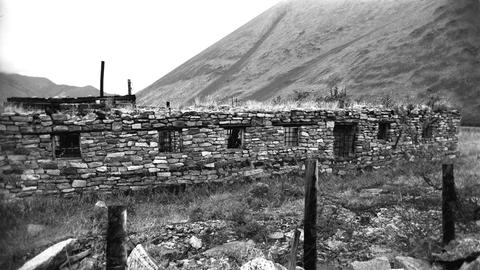Ruinen der sogenannten „BUR“, einer Baracke des harten Regimes in einem der Gulag-Lager, Butugytschag, einem sowjetischen Gefangenenlager in der Region Kolyma im Nordosten Russlands. Foto von Oktober 1989.