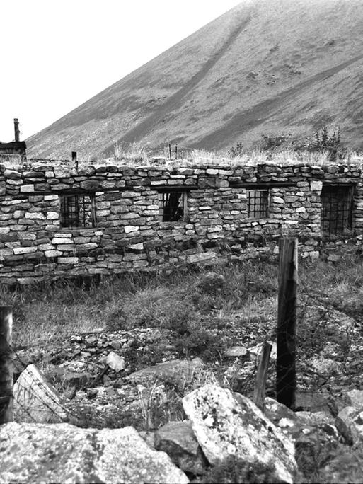 Ruinen der sogenannten „BUR“, einer Baracke des harten Regimes in einem der Gulag-Lager, Butugytschag, einem sowjetischen Gefangenenlager in der Region Kolyma im Nordosten Russlands. Foto von Oktober 1989.