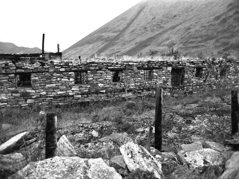 Ruinen der sogenannten „BUR“, einer Baracke des harten Regimes in einem der Gulag-Lager, Butugytschag, einem sowjetischen Gefangenenlager in der Region Kolyma im Nordosten Russlands. Foto von Oktober 1989.