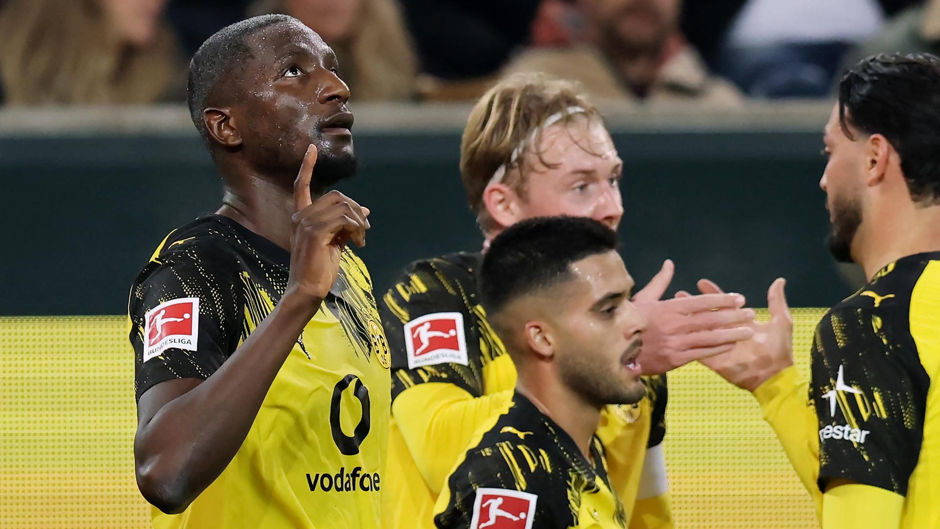 Serhou Guirassy feiert mit seinen Mannschaftskollegen sein Tor für Dortmund.  Serhou Guirassy feiert mit seinen Mannschaftskollegen sein Tor für Dortmund.