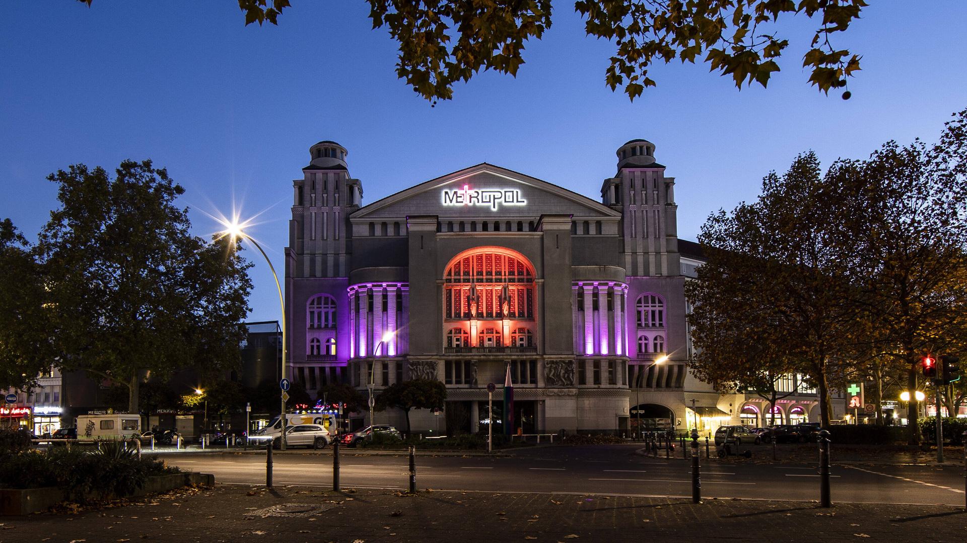 Das Metropol-Theater in violettem Licht erleuchtet.