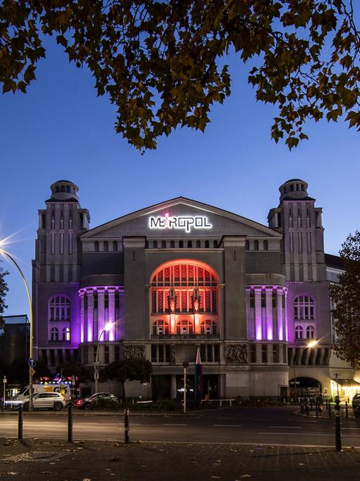Das Metropol-Theater in violettem Licht erleuchtet.