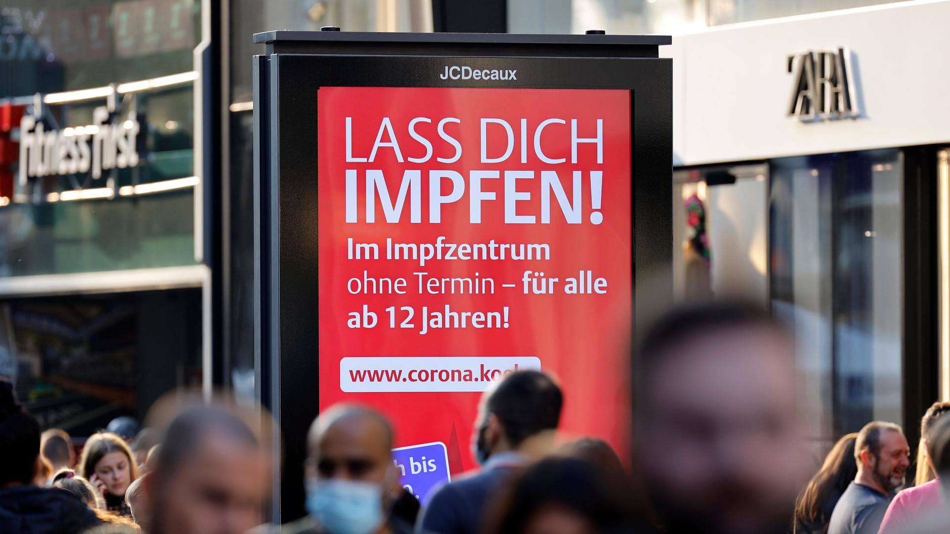 September 2021: Die Stadt Köln wirbt auf Plakattafeln für ihr Impfangebot.
