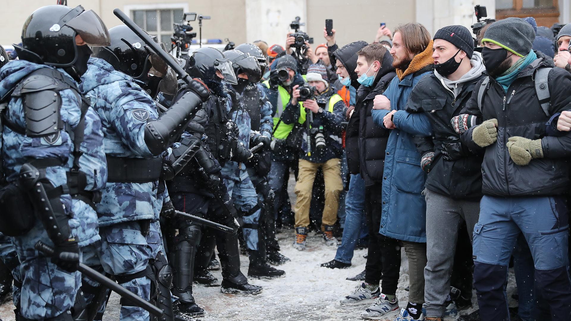 Es gibt zwar Protest in Russland - wie hier gegen die Inhaftierung des Oppositionellen Alexei Navalny - doch es sind keine Massenproteste. Moskau reagiert meist mit Militär, Polizei und Drohgebärden gegen Demonstranten.