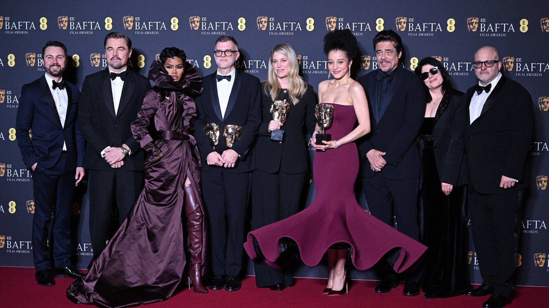 Beteiligte des Films "One Battle After Another" stehen nebeneinander auf dem Roten Teppich und präsentieren Preise. Beteiligte des Films "One Battle After Another" stehen nebeneinander auf dem Roten Teppich und präsentieren Preise.