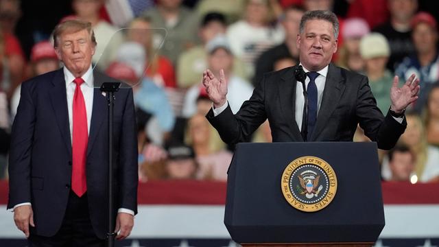 US-Präsident Donald Trump lauscht den Worten von Audi-Chef Gernot Döllner, der an einem Rednerpult steht