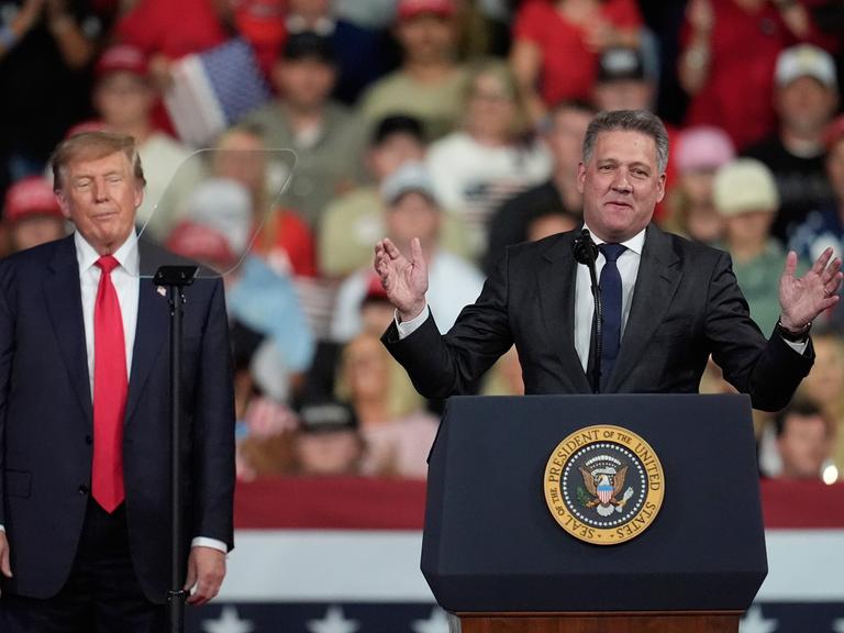US-Präsident Donald Trump lauscht den Worten von Audi-Chef Gernot Döllner, der an einem Rednerpult steht