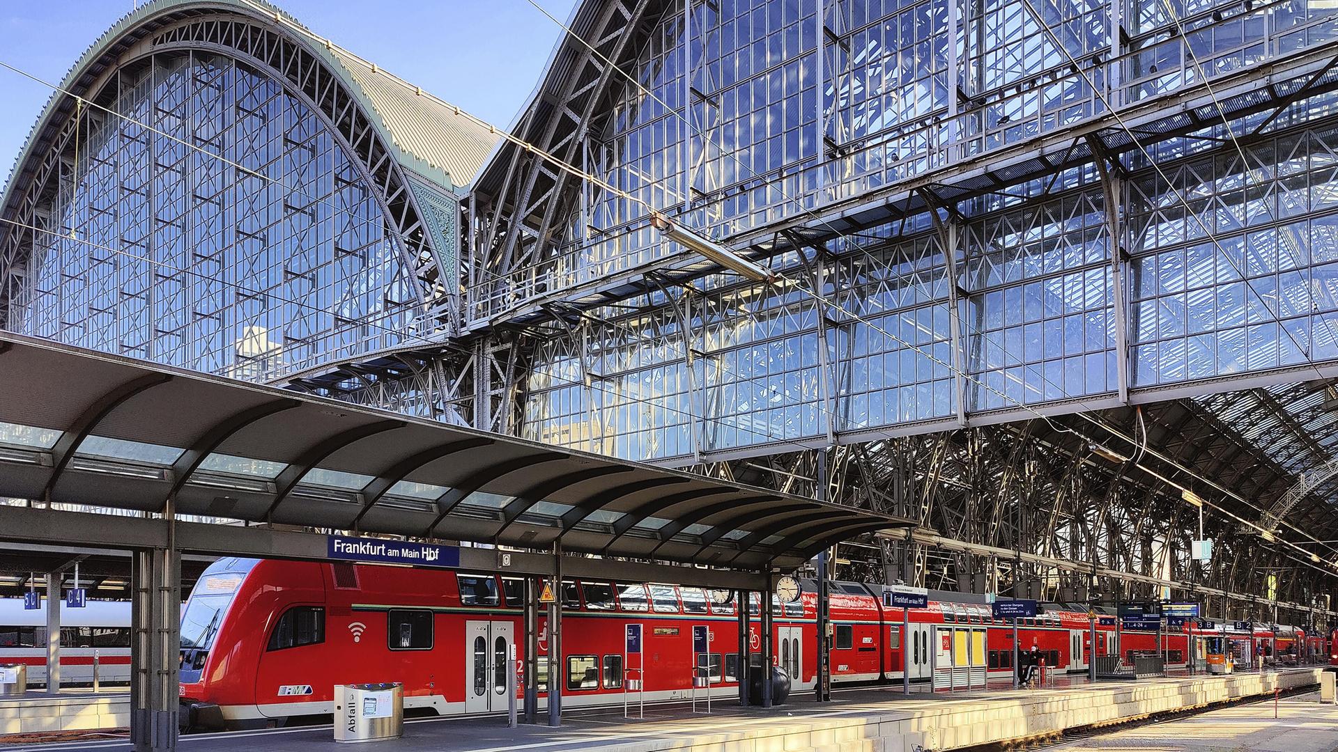 Blick auf den Hauptbahnhof in Frankfurt am Main mit Nahverkehrszug und Bahnsteighallen. Blick auf den Hauptbahnhof in Frankfurt am Main mit Nahverkehrszug und Bahnsteighallen.