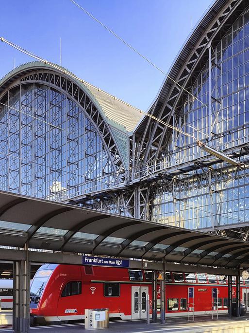Blick auf den Hauptbahnhof in Frankfurt am Main mit Nahverkehrszug und Bahnsteighallen. Blick auf den Hauptbahnhof in Frankfurt am Main mit Nahverkehrszug und Bahnsteighallen.