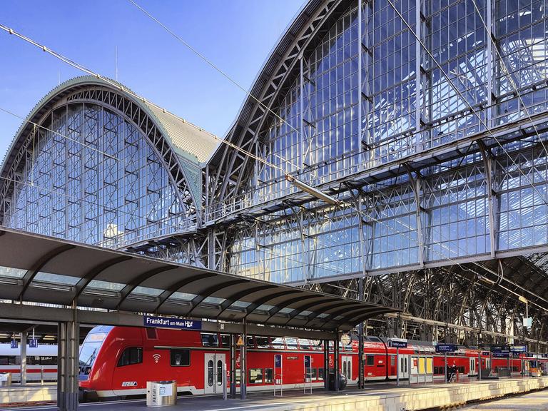 Blick auf den Hauptbahnhof in Frankfurt am Main mit Nahverkehrszug und Bahnsteighallen. Blick auf den Hauptbahnhof in Frankfurt am Main mit Nahverkehrszug und Bahnsteighallen.