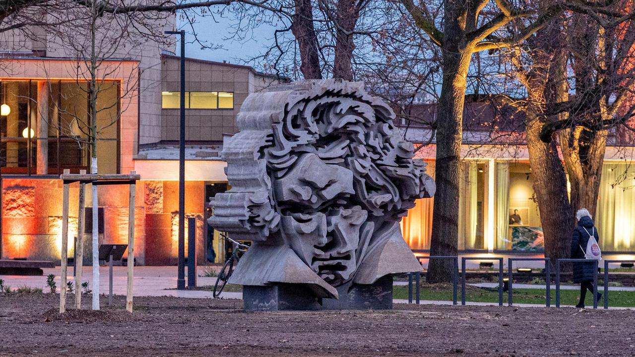 Der neu gestaltete Vorplatz mit Beethoven Denkmal - Nach fast zehn Jahren Bauzeit ist die Beethovenhalle Bonn feierlich eröffnet worden
