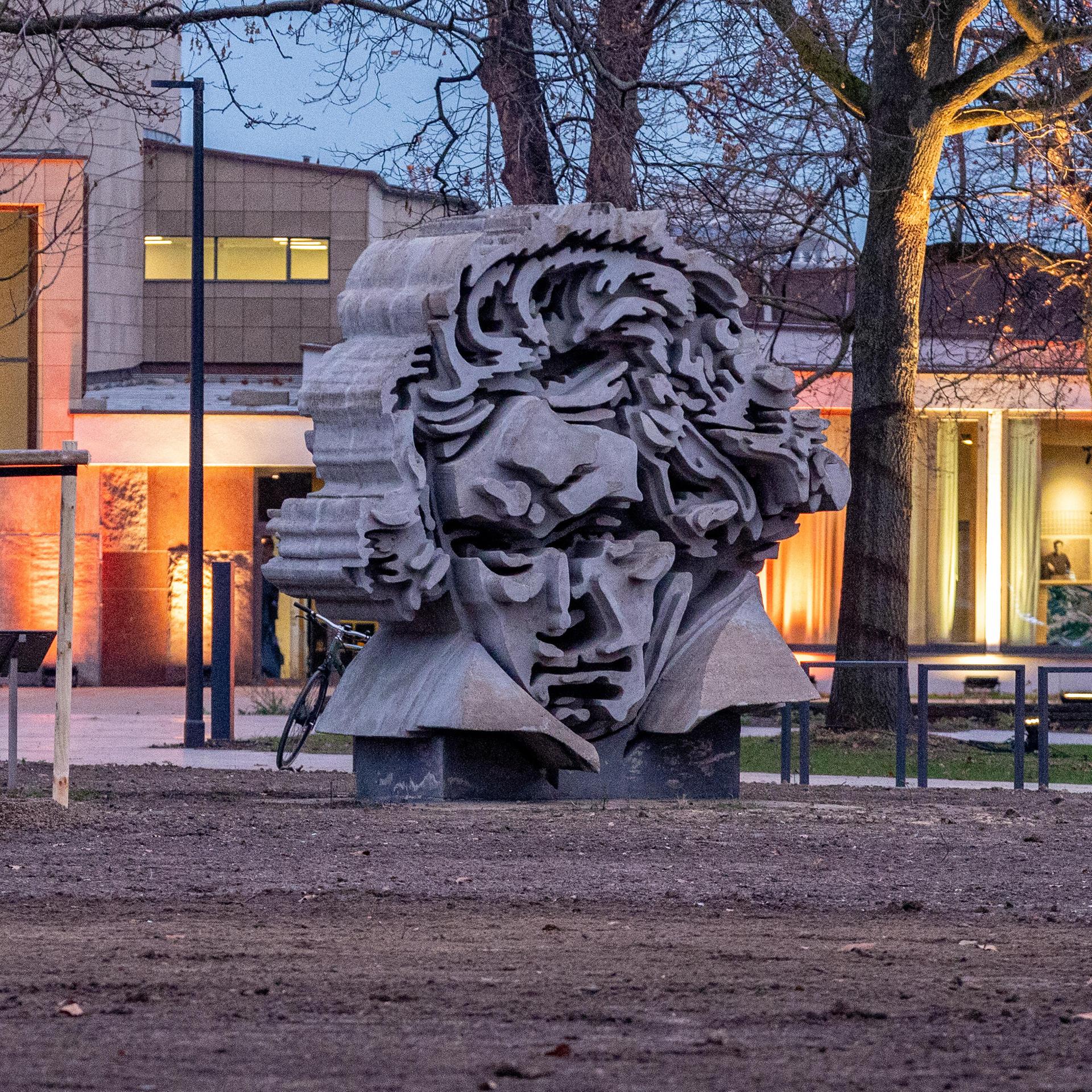 Der neu gestaltete Vorplatz mit Beethoven Denkmal - Nach fast zehn Jahren Bauzeit ist die Beethovenhalle Bonn feierlich eröffnet worden