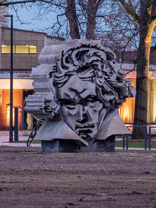 Der neu gestaltete Vorplatz mit Beethoven Denkmal - Nach fast zehn Jahren Bauzeit ist die Beethovenhalle Bonn feierlich eröffnet worden