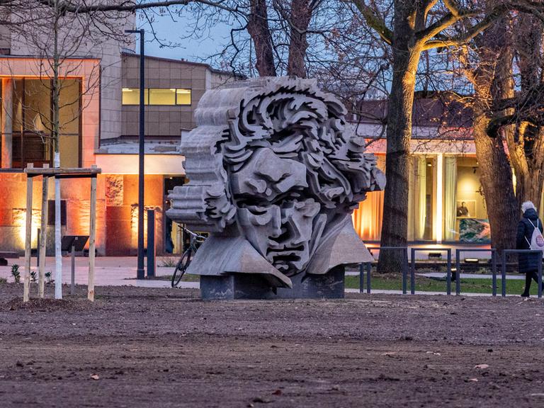 Der neu gestaltete Vorplatz mit Beethoven Denkmal - Nach fast zehn Jahren Bauzeit ist die Beethovenhalle Bonn feierlich eröffnet worden