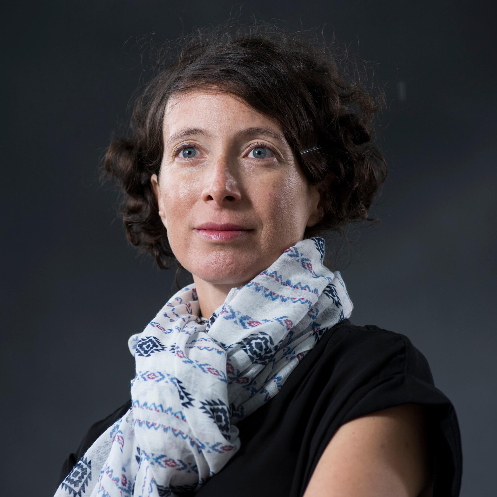 Portrait der israelischen Autorin Ayelet Gundar-Goshen 