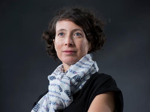 Portrait der israelischen Autorin Ayelet Gundar-Goshen 