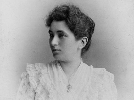 Historische Schwarz-Weiß-Aufnahme der Psychoanalytikerin Emma Eckstein mit weißer Bluse und seitwärts gewandtem Blick.