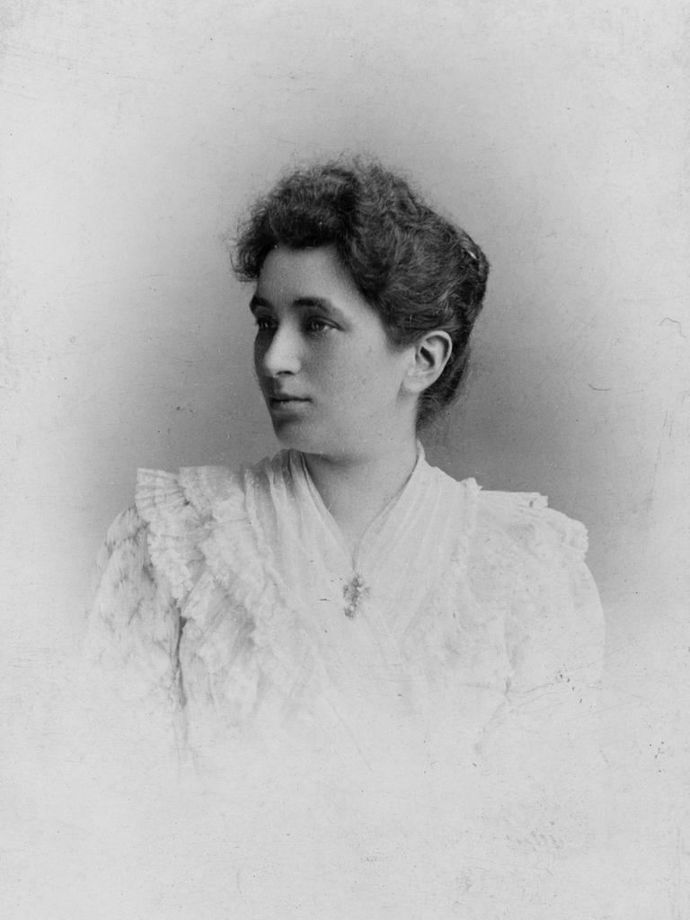 Historische Schwarz-Weiß-Aufnahme der Psychoanalytikerin Emma Eckstein mit weißer Bluse und seitwärts gewandtem Blick.