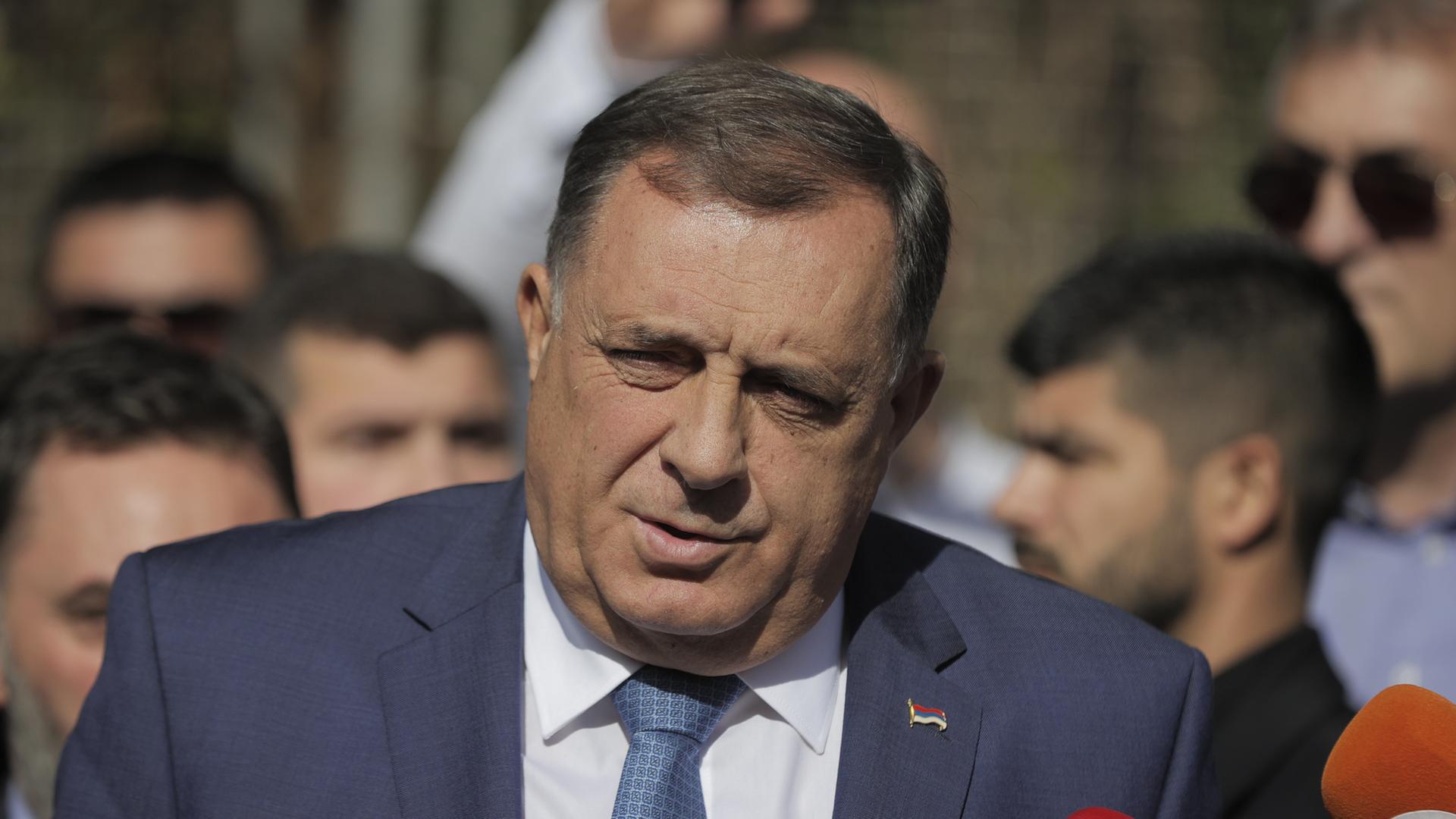Milorad Dodik spricht nach seiner Anhörung mit der Presse